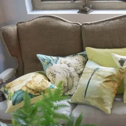 Dragonfly Over Clouds -pute