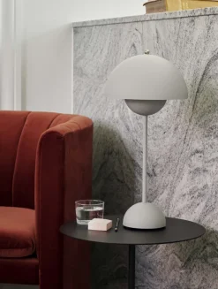 Flowerpot bordlampe VP3, matt lys grå