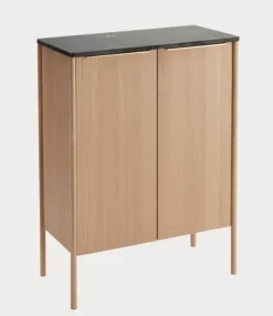 Jut Høyskap – Eik / Sort marmor -Utstilling